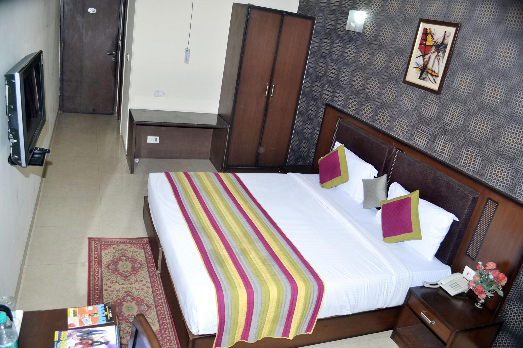 Hotel Smart Plaza Delhi Airport Нью-Дели Экстерьер фото